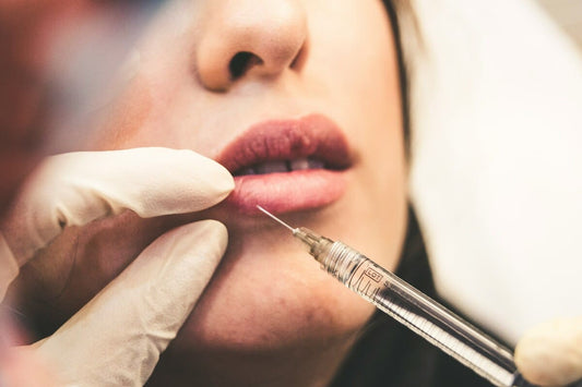 Cât costă o injecție cu acid hialuronic? 9 factori care influențează prețul și calitatea tratamentului