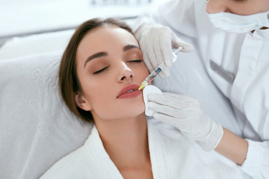 Ghid complet pentru prima injectare cu acid hialuronic în buze: ce trebuie să știi înainte de programare