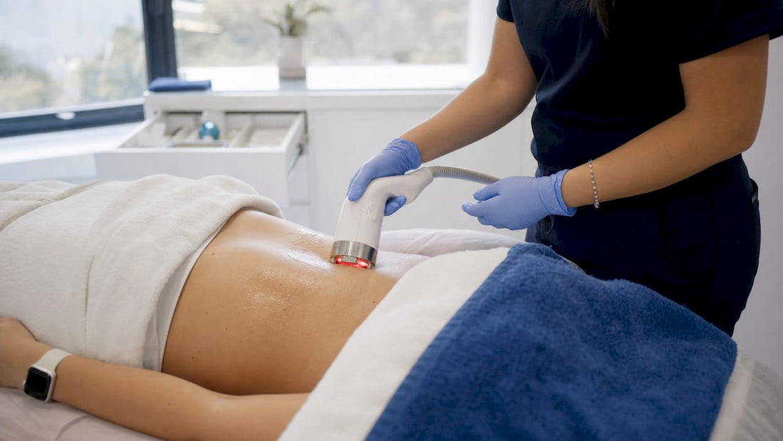 Detaliu din timpul procedurii de remodelare corporală în zona abdomenului