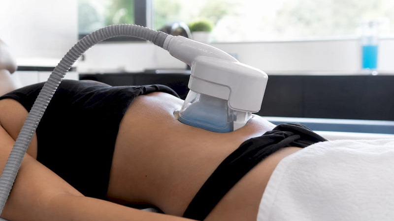 Aplicatorul de criolipoliză utilizat pentru tratamentul zonei abdominale