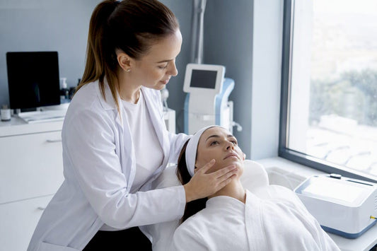 Medic care examinează fața pacientului înainte de tratamentul HIFU