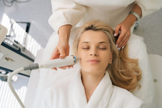 Femeie tânără cu ten ferm și revitalizat după un lifting facial non-invaziv