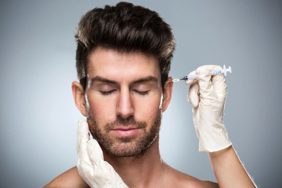 barbat care primeste o injectie cu toxina botulinica