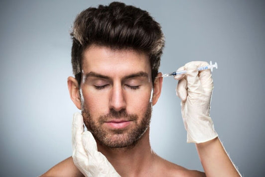 barbat care primeste o injectie cu toxina botulinica