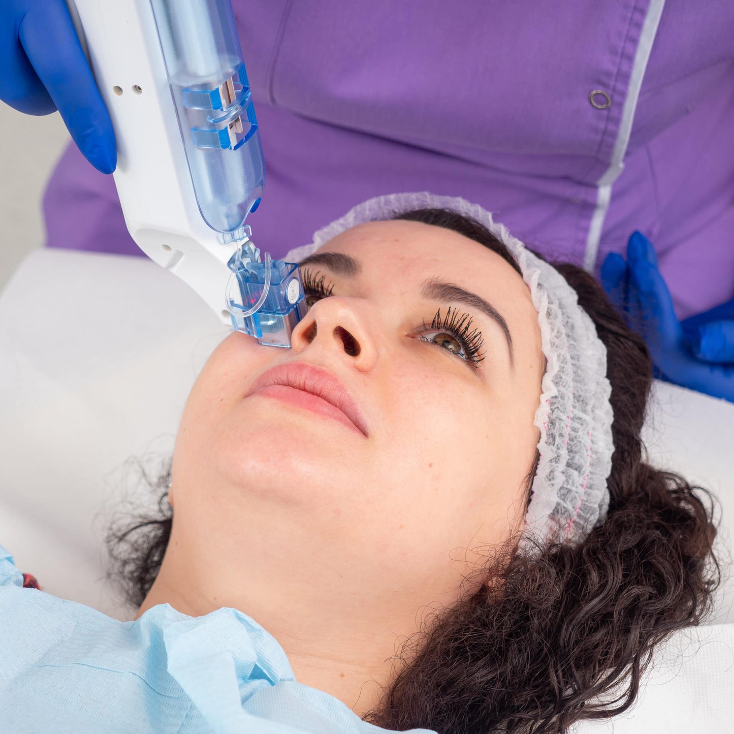 Aplicarea unui tratament facial cu tehnologia SkinTera, fără ace