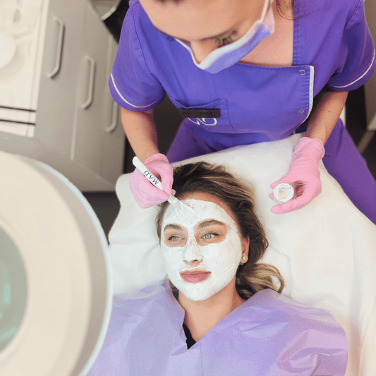 Tratament facial de rejuvenare și detoxifiere realizat în clinică